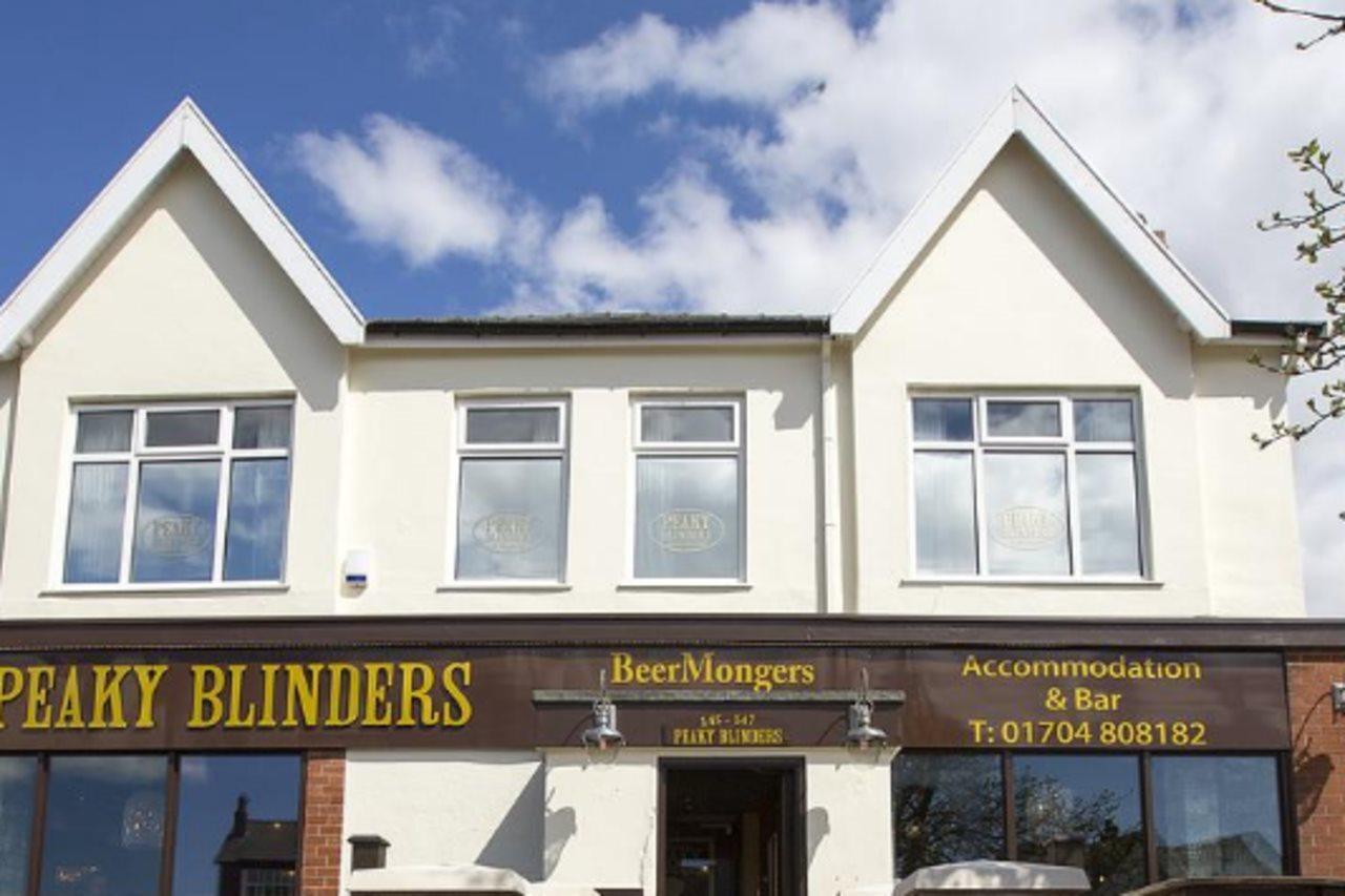 Arthur'S Bar & Accommodation Southport Exterior photo